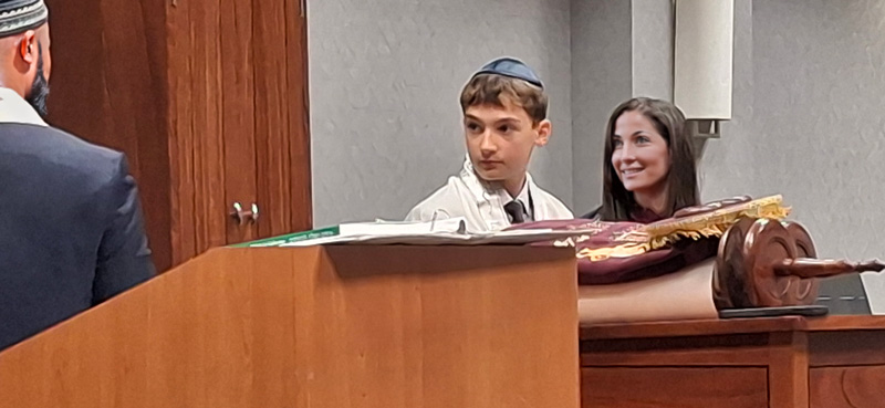 Student at the bimah with rabbi